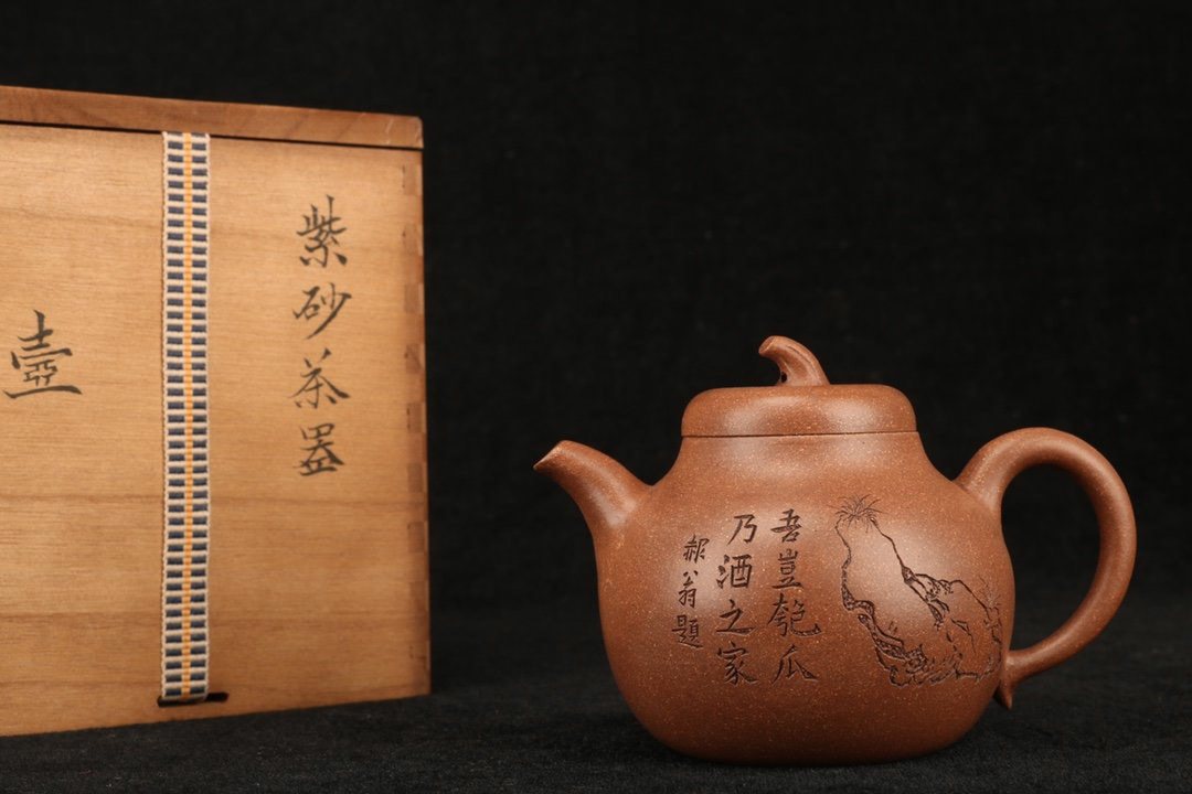 人気セール，豊富な VR637 コレクター放出 清代 民国 詩文文刻絵茄子壺 在銘 王東石 在銘 /紫砂 煎茶道具 朱泥 茶壺(施釉陶)｜売買されたオークション情報、yahooの商品情報をアーカイブ公開 - オークファン 骨董陶磁器一般