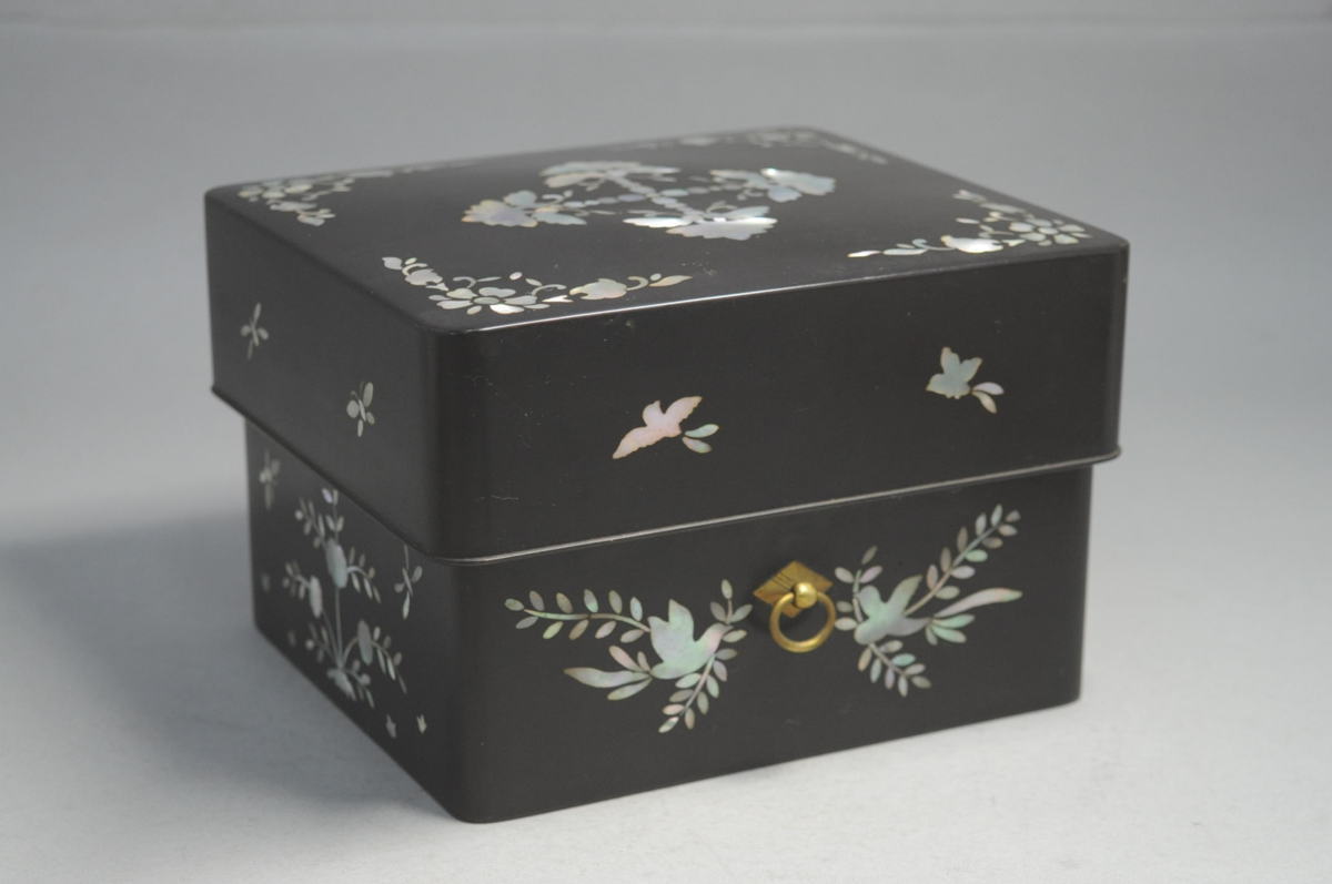 朝鮮美術 漆芸 螺鈿 小箱 花蝶 蓋物 18×16×12cm 時代物 2-C024 【公式