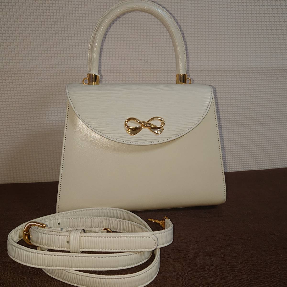 人気セール，安い 品 E18M6590 ハンドバッグ ホワイト系 HANAE MORI ハナエモリ 本革(牛革)｜売買されたオークション情報、yahooの商品情報をアーカイブ公開 - オークファン 牛革