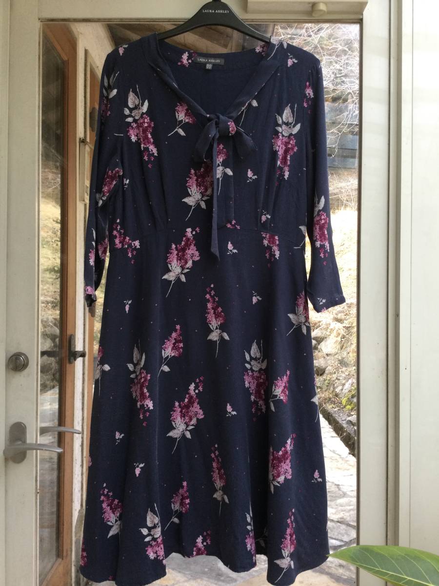 ローラアシュレイ 紺地濃いピンク花柄ワンピース１３号 ワンピース 売買されたオークション情報 Yahooの商品情報をアーカイブ公開 オークファン Aucfan Com