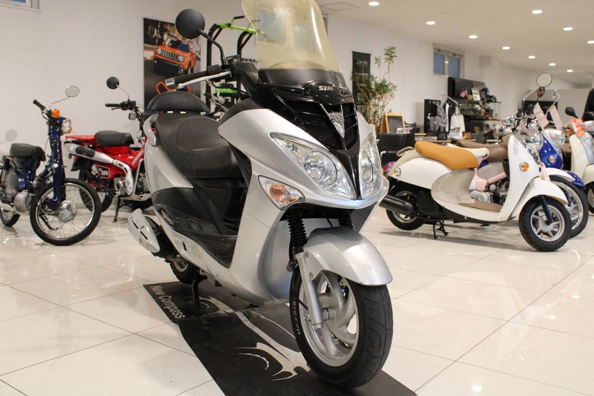 SYM | – ワンランク上の風格が漂うビッグな125cc RV125iの実走行 
