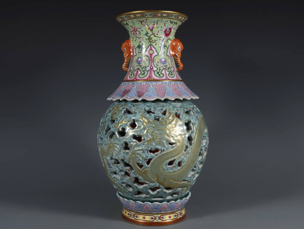 清・乾隆年製款・古陶磁器・緑地粉彩描金纏枝蓮豆青釉鏤空龍紋転心瓶