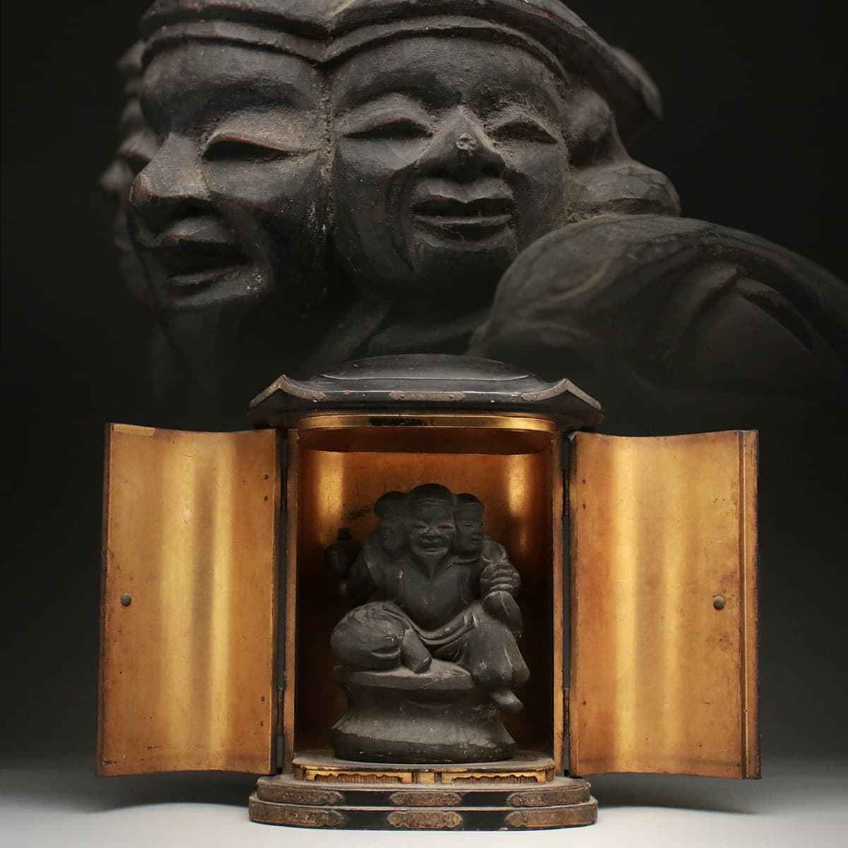 EA949 時代物 錺金具打黒内漆箔木瓜形厨子 木彫三面大黒天像 高18.7cm