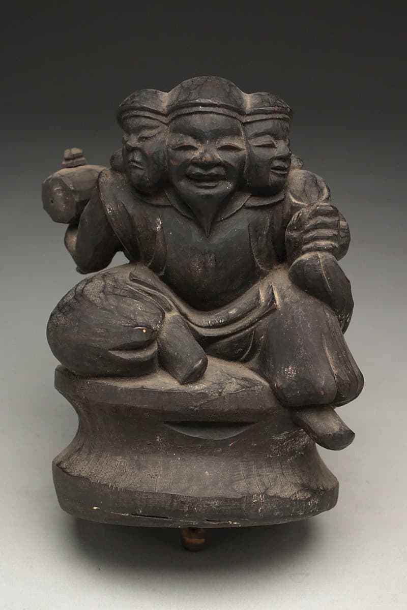 三面大黒天　厨子　仏像 EA949 時代物 錺金具打黒内漆箔木瓜形厨子 木彫三面大黒天像 高18.7cm