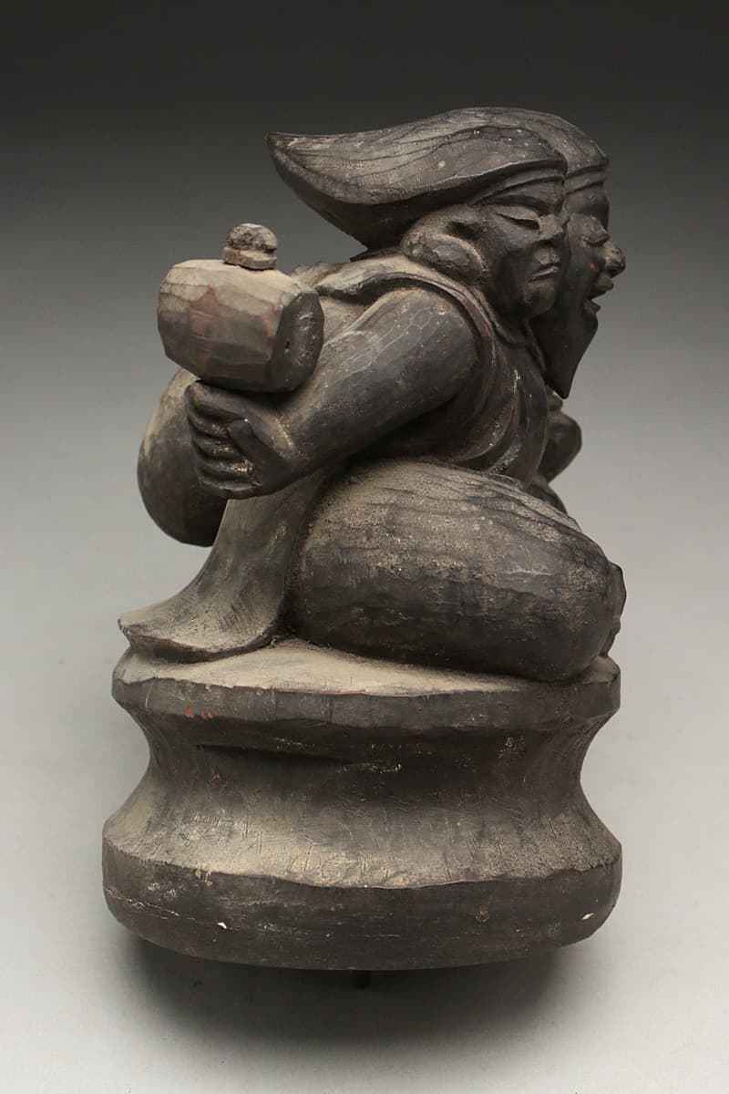 EA949 時代物 錺金具打黒内漆箔木瓜形厨子 木彫三面大黒天像 高18.7cm