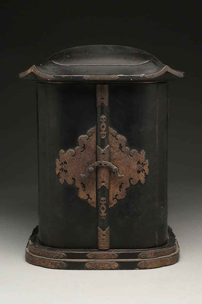 EA949 時代物 錺金具打黒内漆箔木瓜形厨子 木彫三面大黒天像 高18.7cm