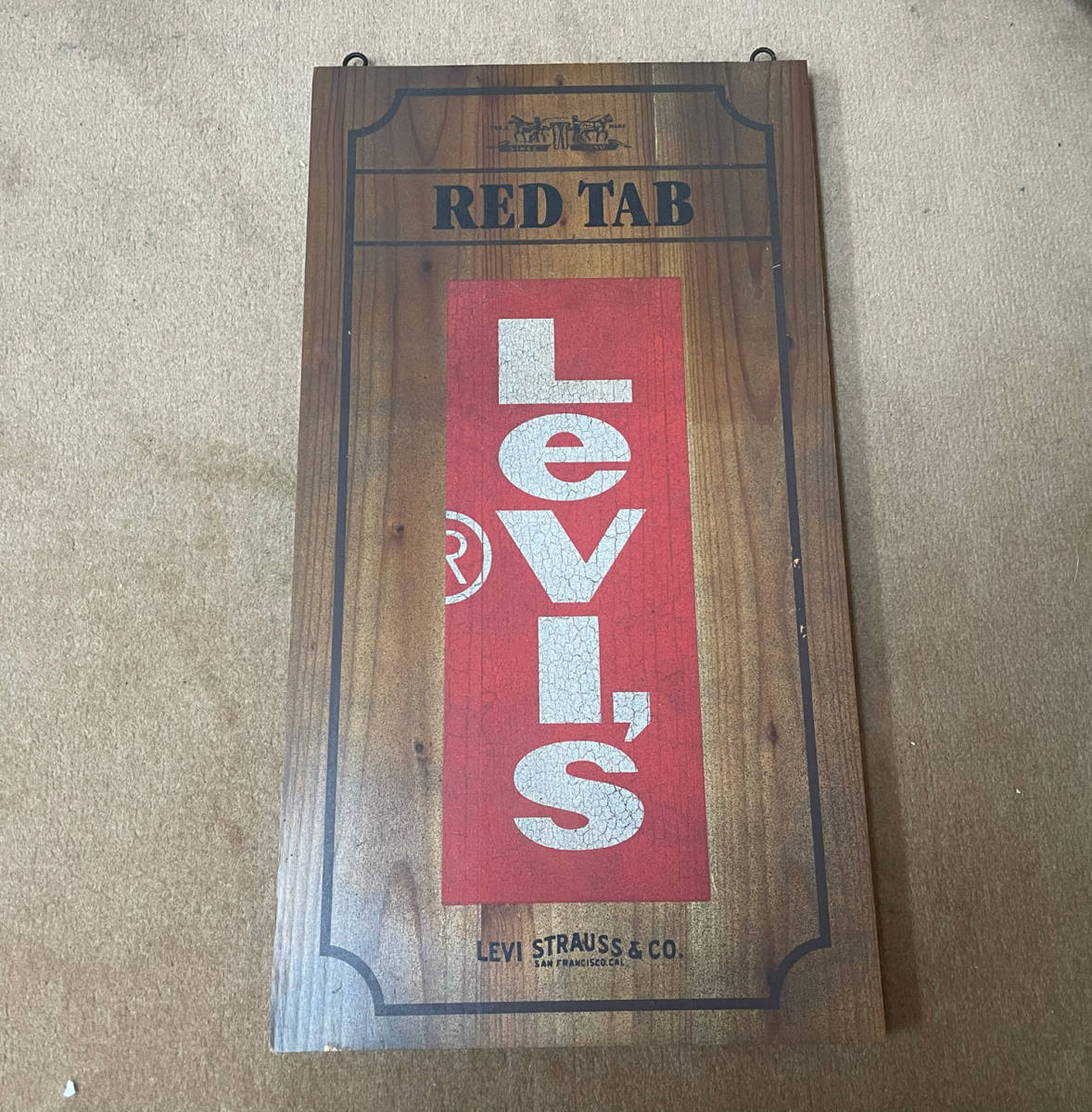 Levi's RED TAB ロゴ入りウッド看板