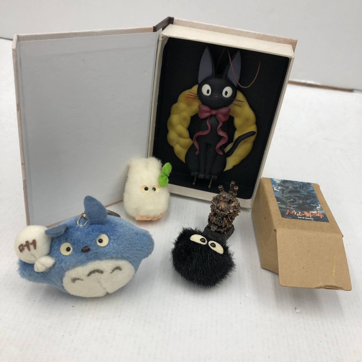5点セット ジブリグッズまとめ 魔女の宅急便 ジジ 壁掛け となりのトトロ まっくろくろすけ ハウルの動く城 ミニフィギュア となりのトトロ 売買されたオークション情報 Yahooの商品情報をアーカイブ公開 オークファン Aucfan Com