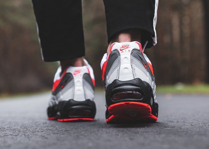 美品 日本未発売 NIKE AIR MAX 95 26cm エッセンシャル コメット 