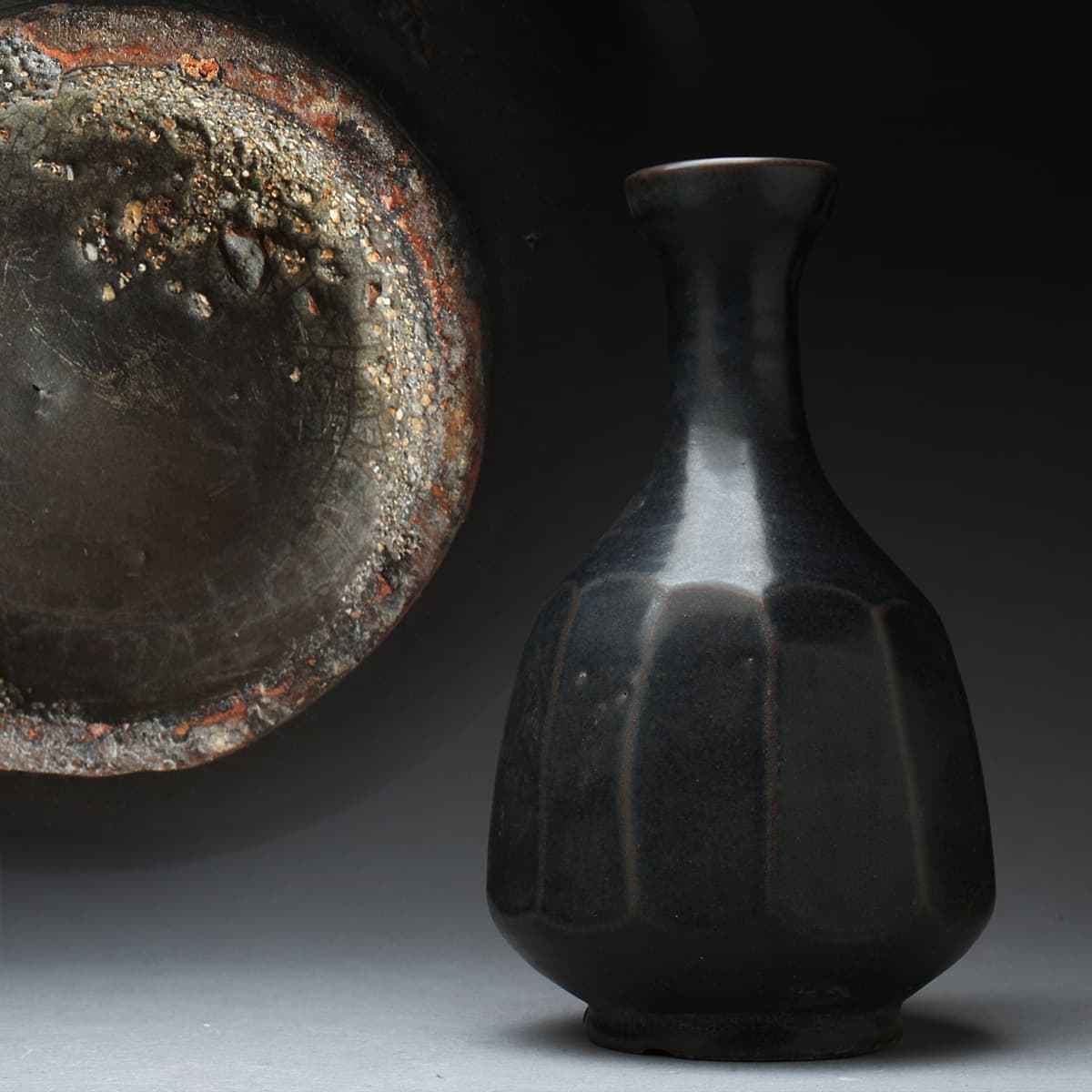 HU188 朝鮮古美術 李朝黒釉面取瓶 高22.5cm 重845g・李朝黒釉面取盤口