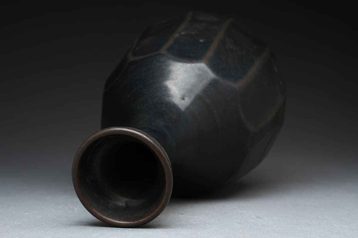 李朝　黒釉　盤口瓶　徳利 HU188 朝鮮古美術 李朝黒釉面取瓶 高22.5cm 重845g・李朝黒釉面取盤口