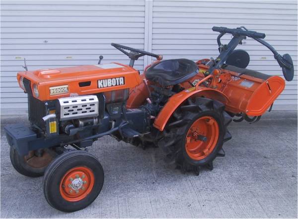 畑のハーレー？クボタブルトラB5000爪新品でも2駆はいやですよね(車体