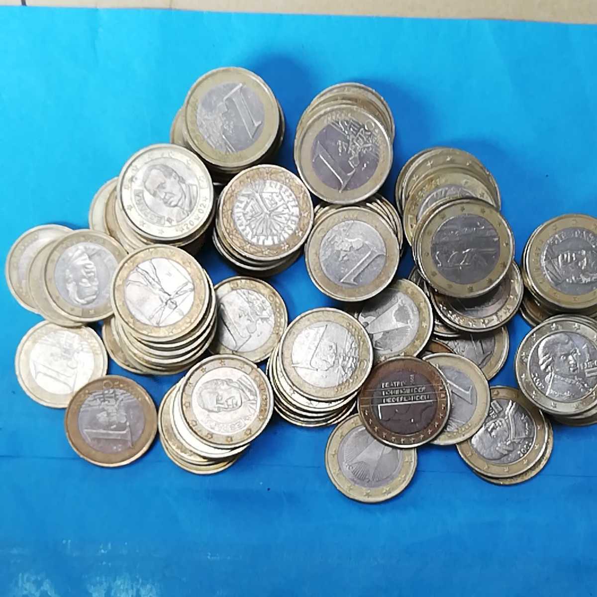 Image 100ユーロ紙幣に対する1ユーロ硬貨第2版の写真素材・画像素材 1 
