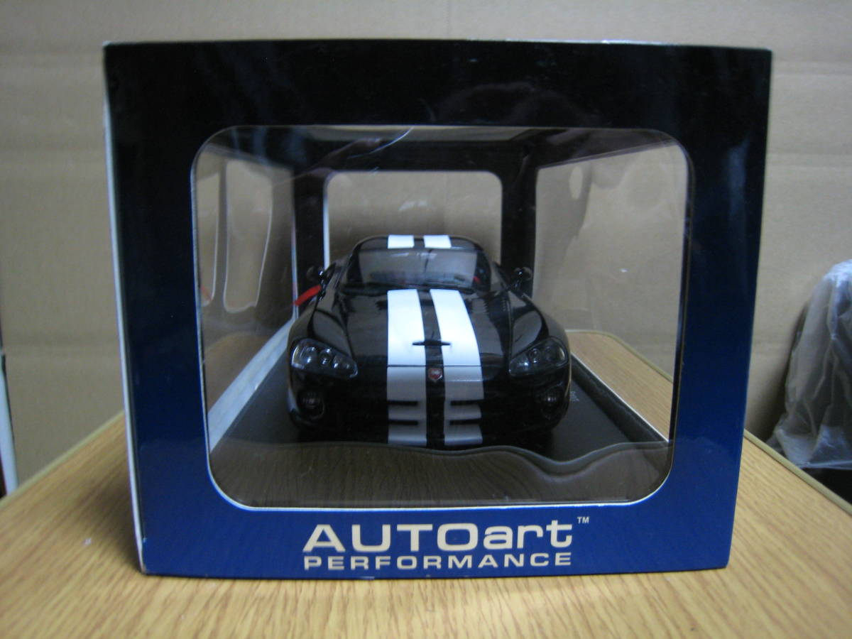 オートアート 1/18 ダッジ バイパー SRT-10 クーペ ブラック/ホワイト