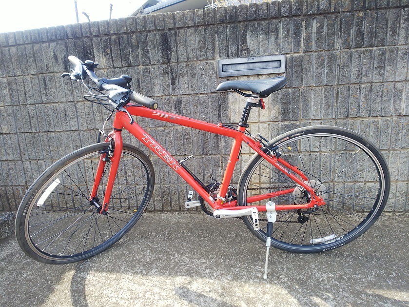 ☆自転車 TREK 7.3FX クロスバイク 車体赤色 24段変速☆中古