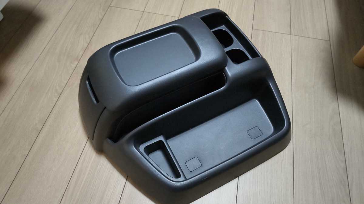 超激得，セール トヨタ 純正 200系 ハイエース ワイド センターコンソール 小物入れ ボックス BOX 58811-26090 新車外し(トヨタ用)｜売買されたオークション情報、yahooの商品情報をアーカイブ公開 - オークファン トヨタ用