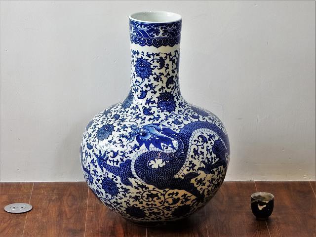 K04117【台湾 蔡曉芳 暁芳窯】青花 龍唐草文 天球瓶 高さ62cm 青華 染 