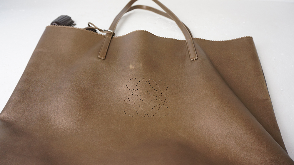 ロエベ ナッパレザー トートバッグ アナグラム 肩掛け可 A4可 ブロンズ