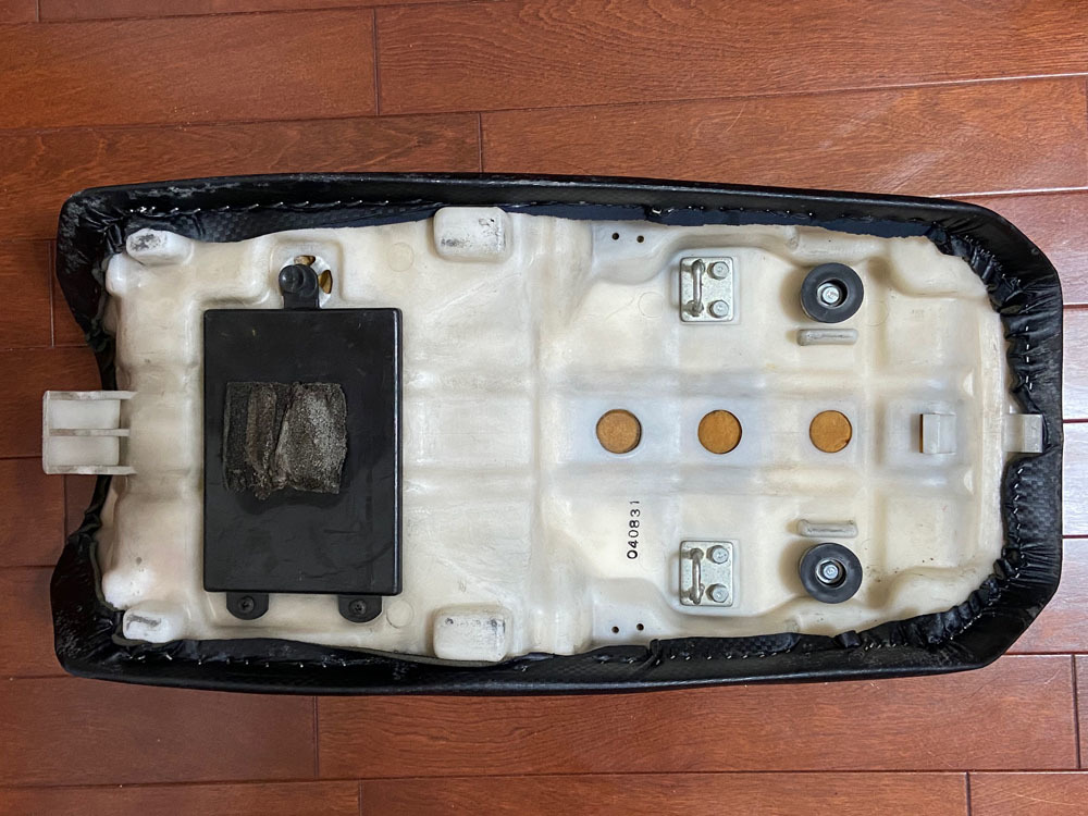 送料込み】GPz900R用シート アンコ抜き 張替してあります】