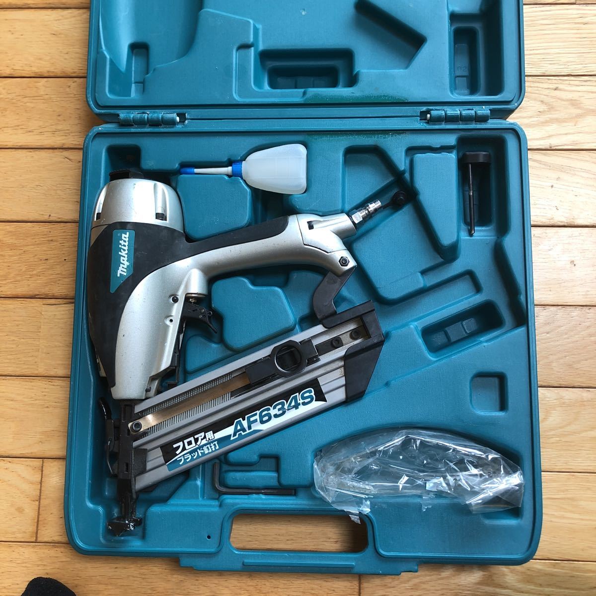  マキタ／makita フロア用ブラット釘打ち機 AF 634S 品(エア釘打機)｜売買されたオークション情報、yahooの商品情報をアーカイブ公開 - オークファン エア釘打機