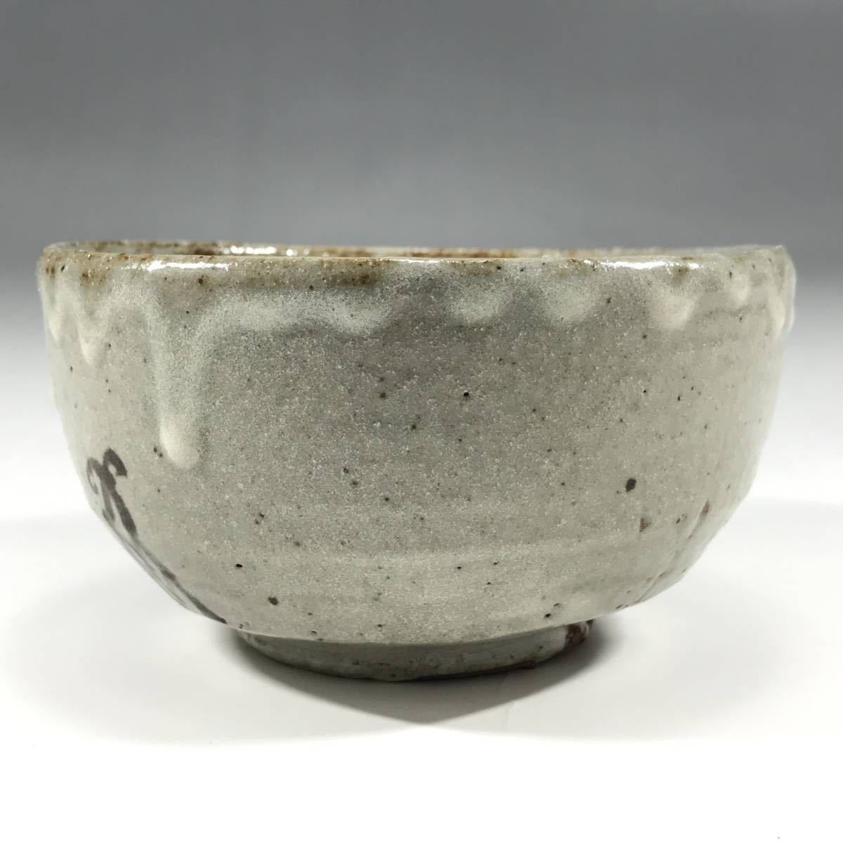 虎渓山 水月窯 荒川豊蔵 粉引風 茶碗／共箱 指物師 塚本木葉箱／書付在り 虎渓山 水月窯 荒川豊蔵 粉引風 茶碗／共箱 指物師 塚本木葉