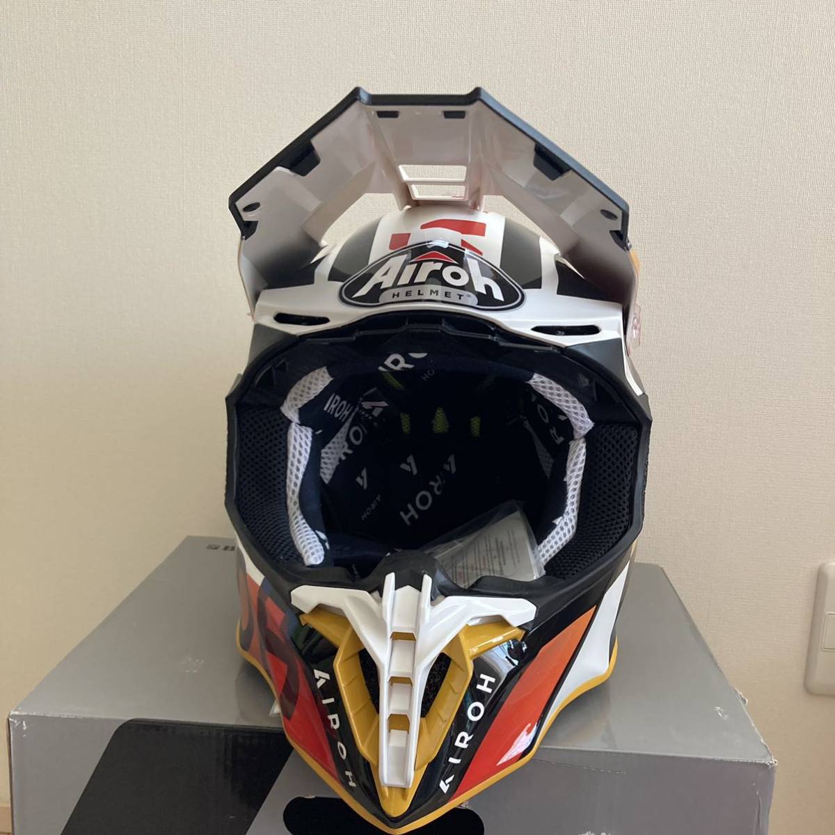 早い者勝ち!! Airoh twist 2.0 サイズL LIFT WHITE GLOSS ショウエイ 