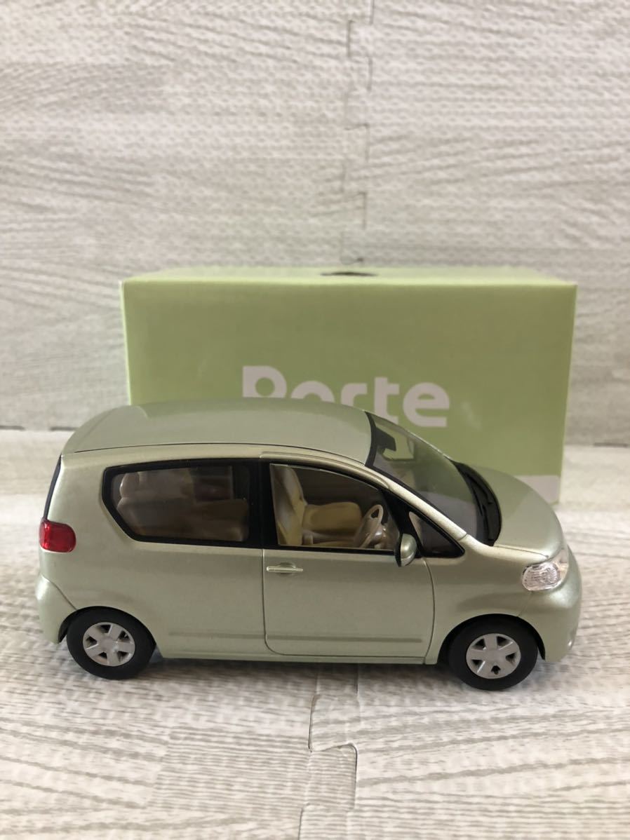 1/30 トヨタ 旧型ポルテ 後期 カラーサンプル ミニカー 非売品 ライト
