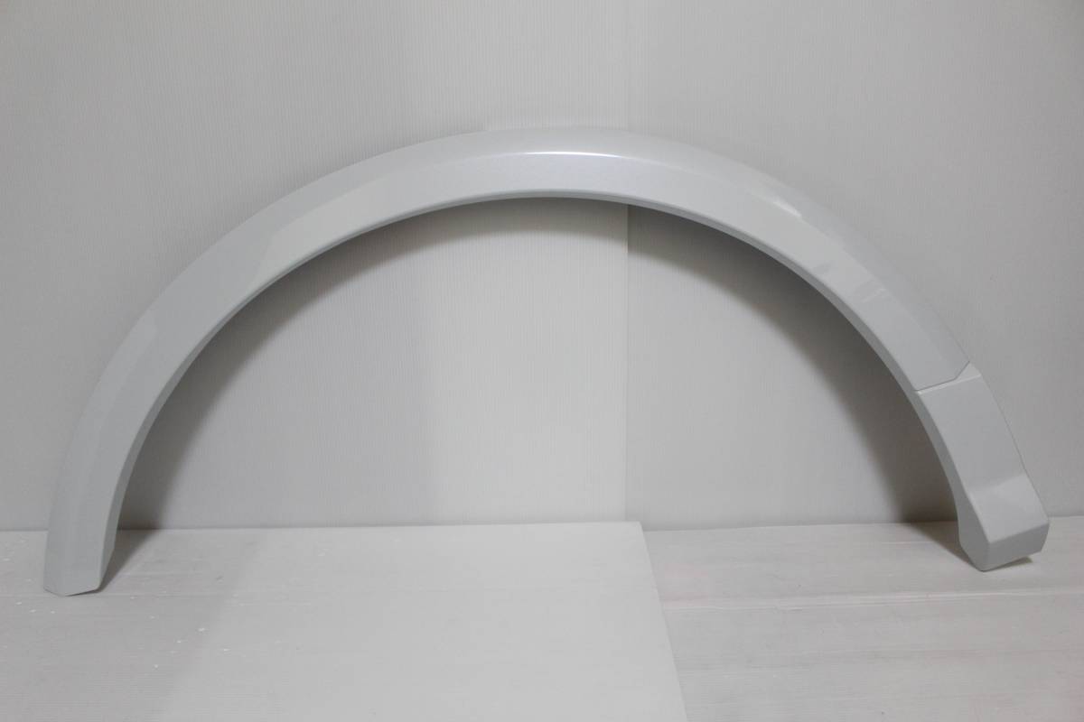 [美品/良品] アウディ Q2 81A/GACHZ 純正 右 リア オーバー フェンダー アーチ モール 81A.853.818.A (81A853818A) 白/パール ホワイト