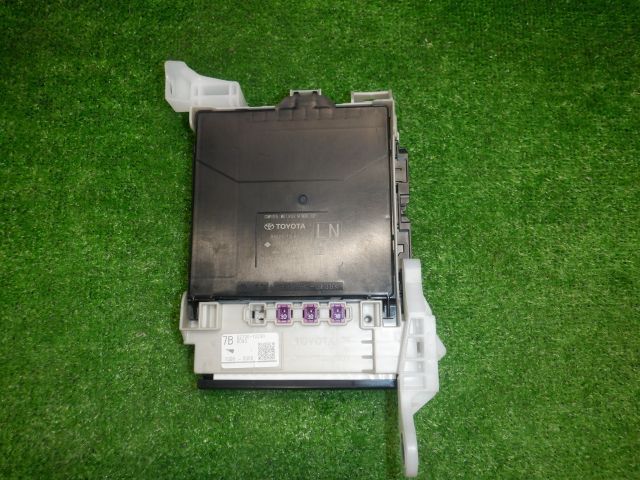 ☆カローラツーリング ZWE211W G-X☆室内ヒューズボックス 89221-12L60