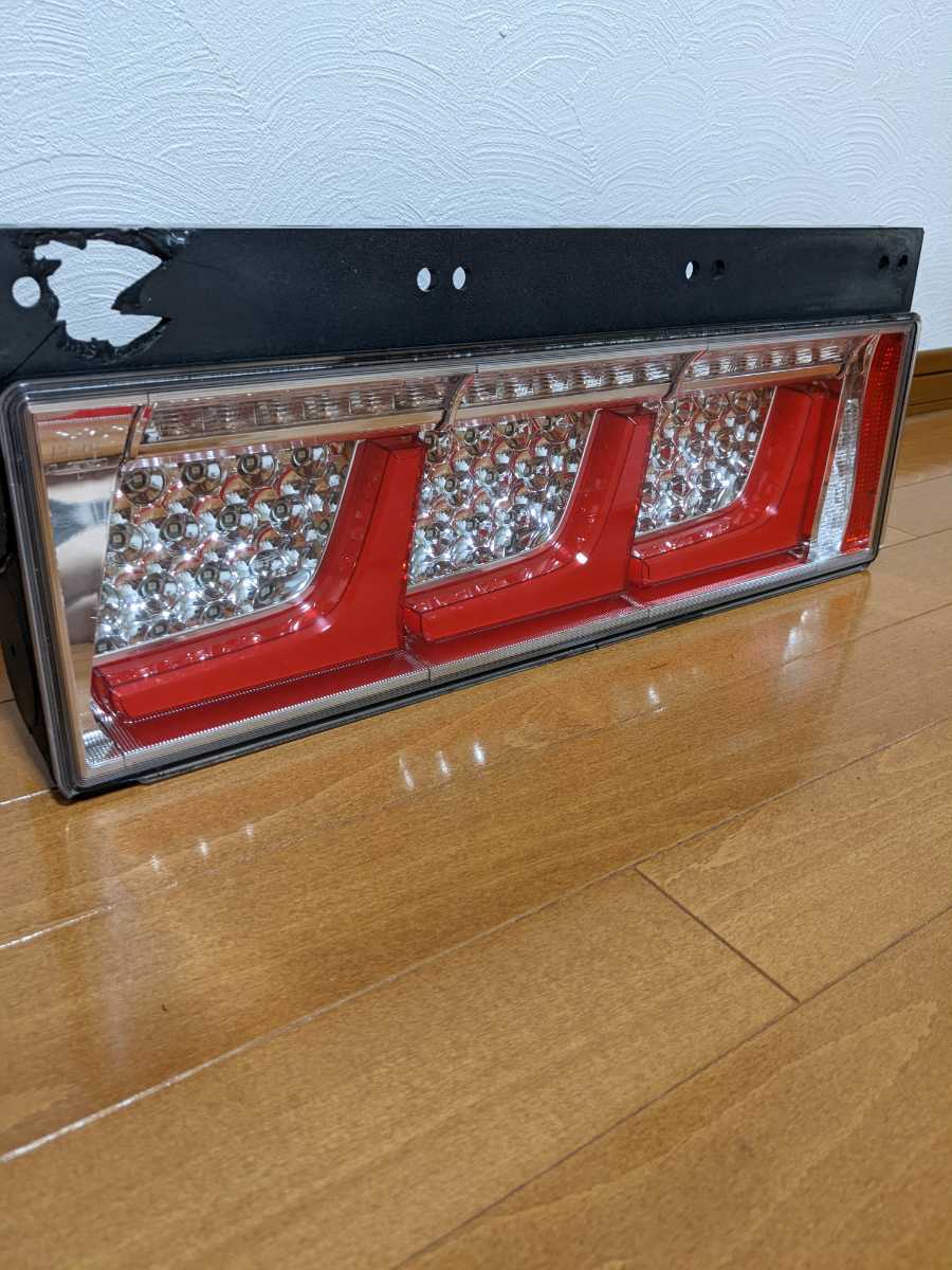 新車外し　小糸製作所 LED 3連テールランプ 小糸テールランプ 左側おまけ付き KOITO テールランプ 3連 LED 小糸