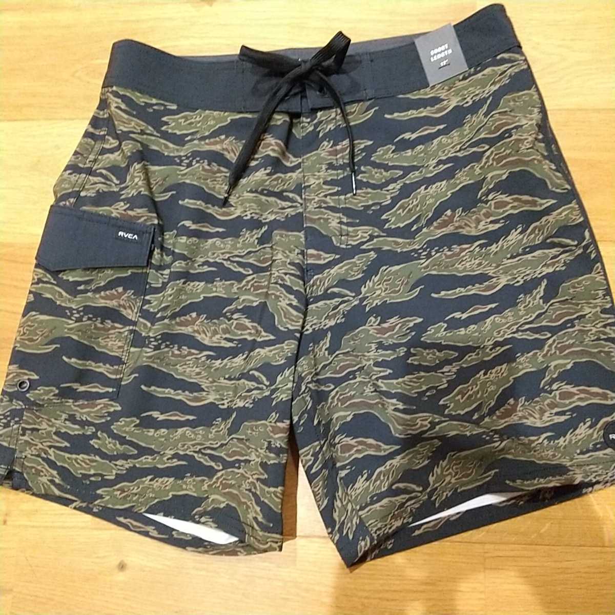 32インチ 新品 ルーカ サーフパンツ トランクス 迷彩 カモ柄 RVCA 水着 フィジーク