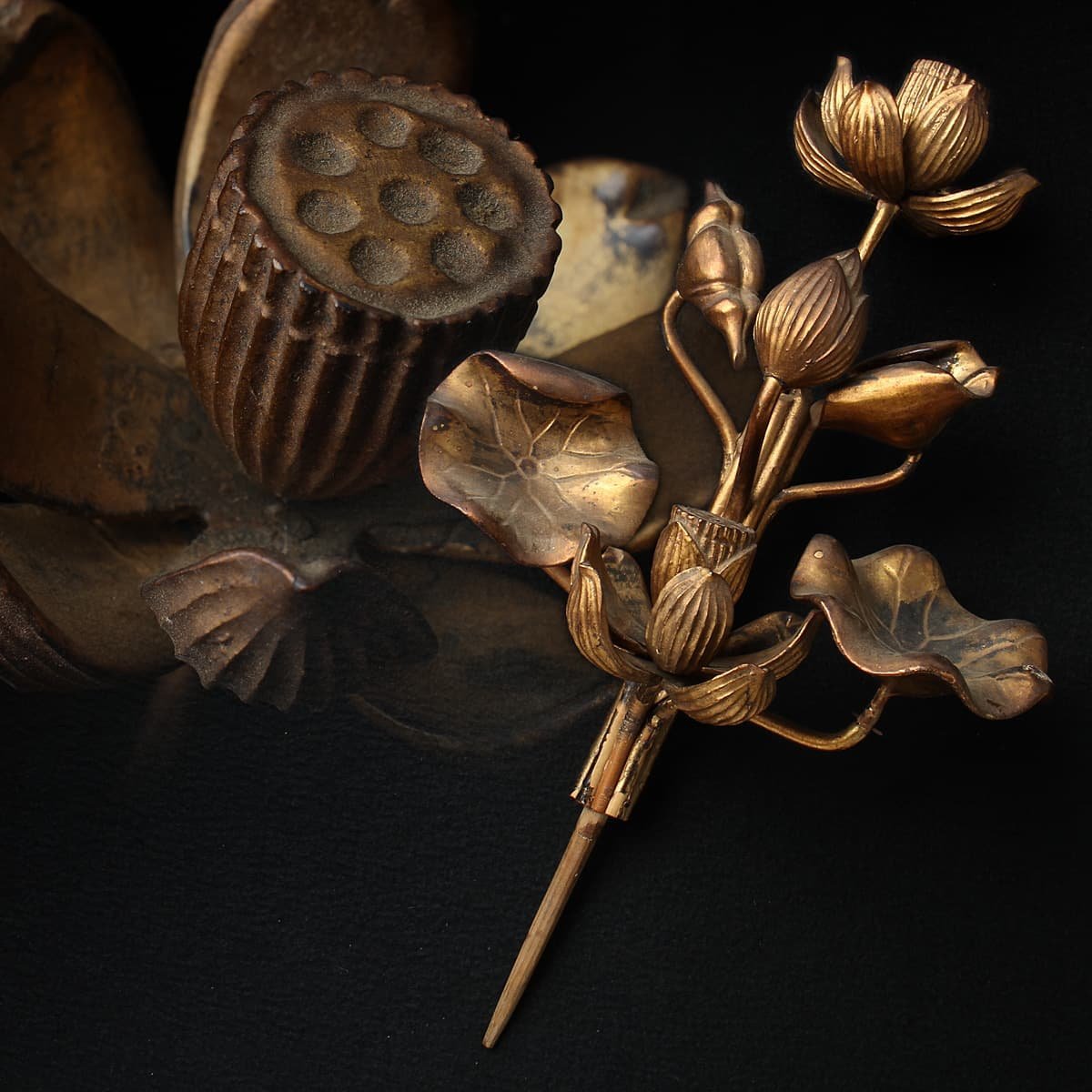 HW070 時代物 木造 金箔押/漆箔 常花・金蓮華 七本立 高32.1cm 重104g