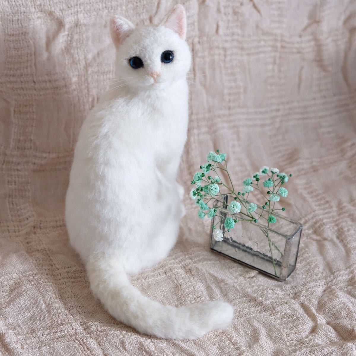 ☆羊毛フェルト 猫／白猫 見返り白猫の子☆にゃんころファクトリー