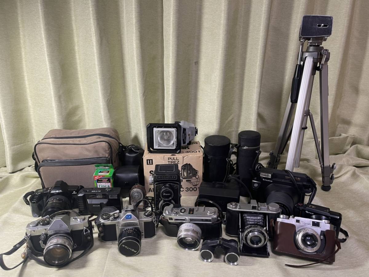 MINOLTAカメラと三脚とフラッシュ