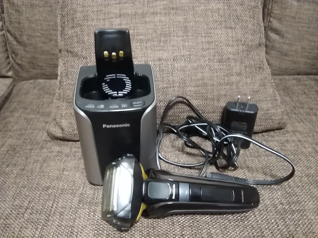 パナソニックラムダッシュ電気シェーバーES-CLV7C(ジャンク品)、洗浄器