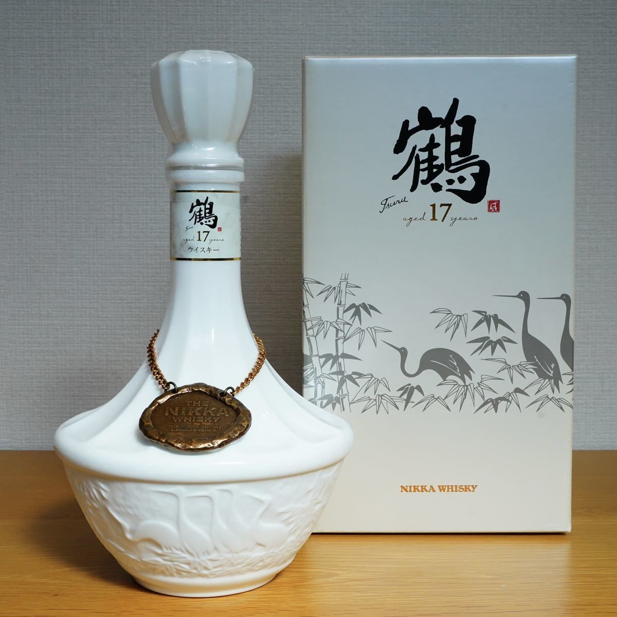 【安い，大人気】 NIKKA 鶴 17年 陶器ボトル 700ml 43度 未開栓 箱付き(日本)｜売買されたオークション情報、yahooの商品情報をアーカイブ公開 - オークファン 日本