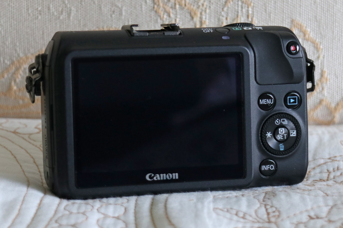美品 キヤノン Canon ミラーレスカメラ EOS M ボディ APS-Cサイズ 約1 