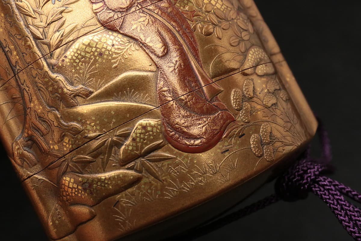 EE614 梶川作 英 朱漆描壺印 金地 朱描/薄肉高金蒔絵 萩に人物蒔絵印籠