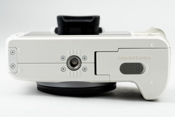 ☆美品☆完動品☆ Canon EOS KISS M ボディ ホワイト バッテリー2
