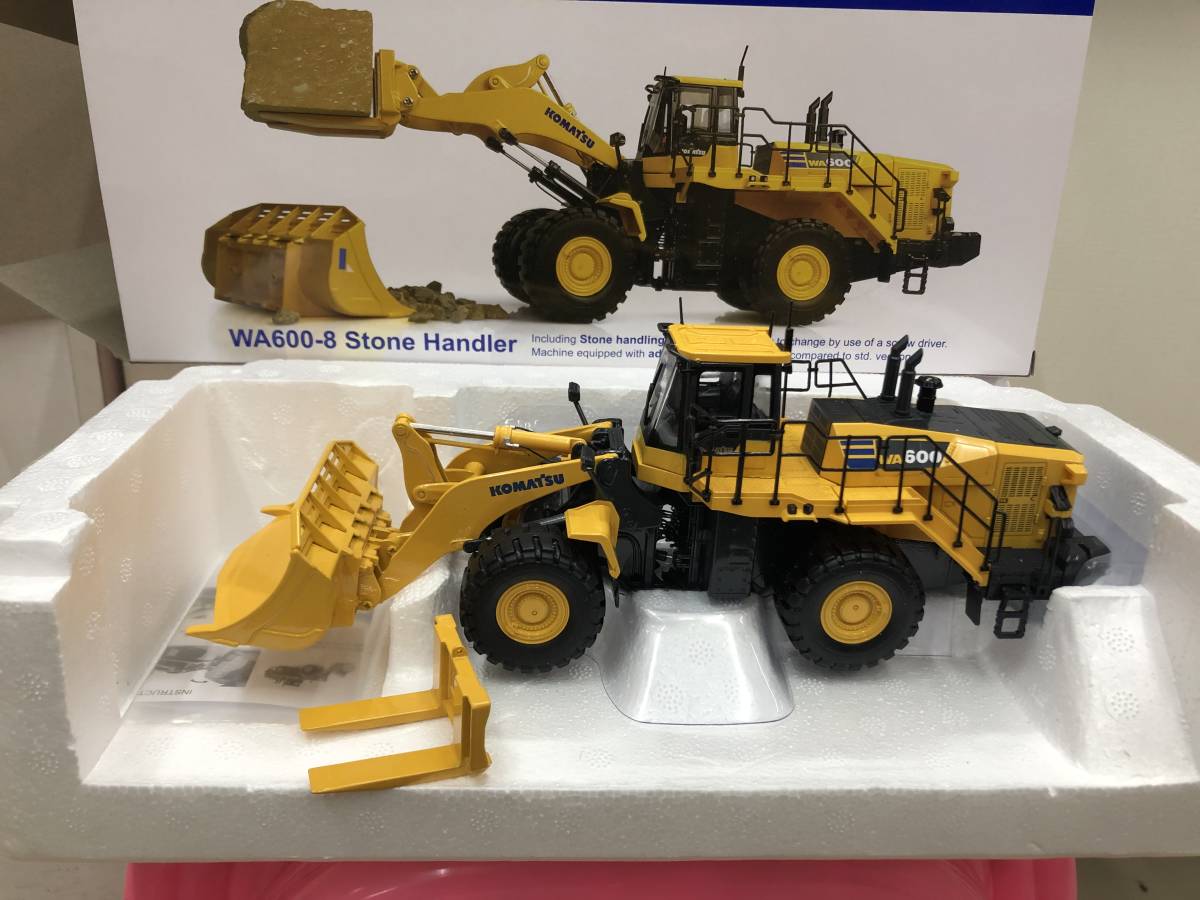 Komatsu WA600-8 Universal Hobbies Wheel Loader Scale 1:50 Diecast