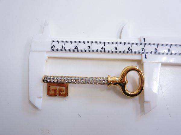 G563-Y2-4090☆ GIVENCHY ジバンシィ ブローチ カギ キー 鍵 ライン