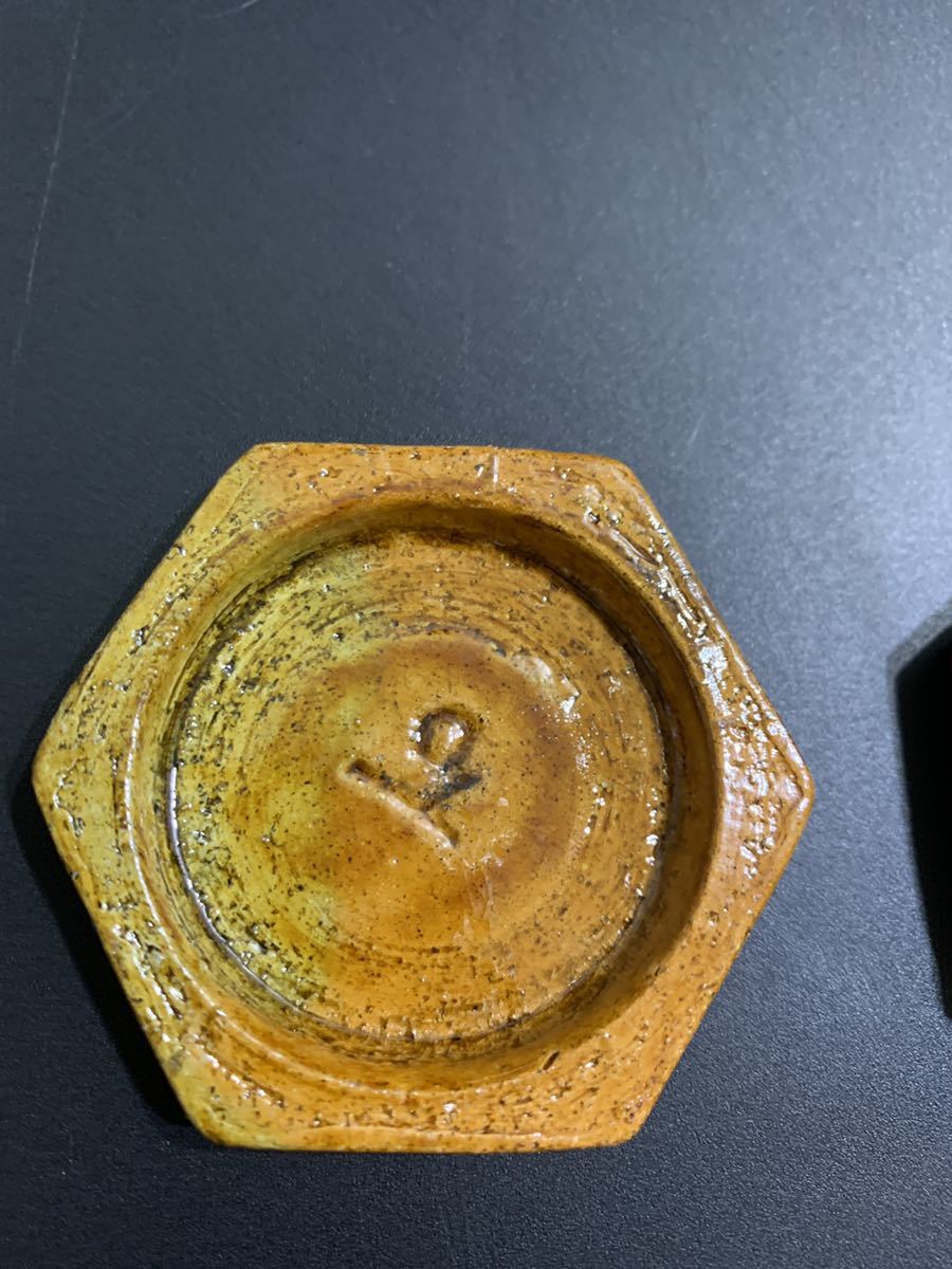 茶道具 茶道具 香合 坐忘斎御家元彫字 「聴松風」 大樋 飴釉香合 十代 