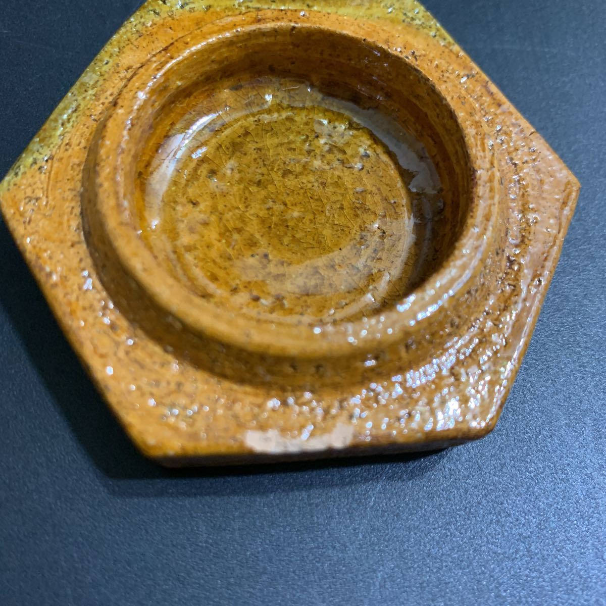茶道具 茶道具 香合 坐忘斎御家元彫字 「聴松風」 大樋 飴釉香合 十代 