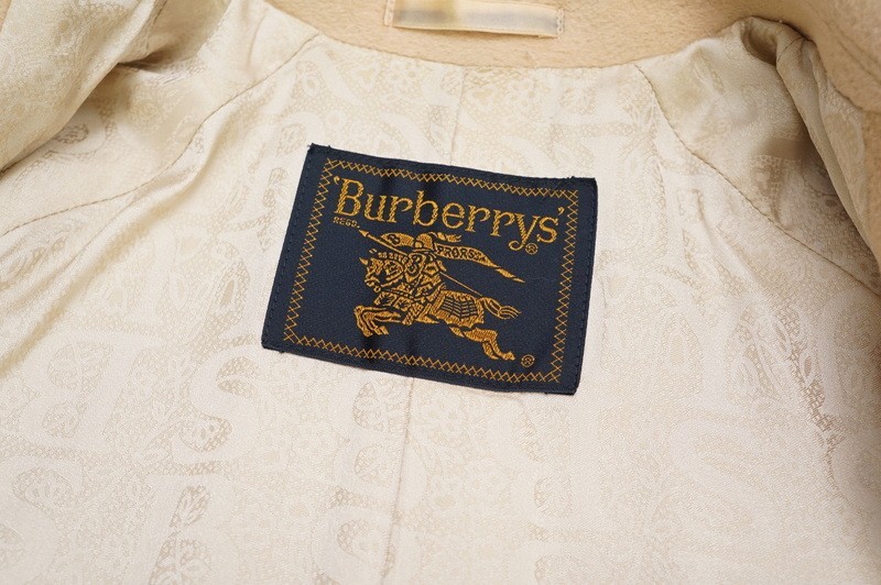 | - 静かな強さこそ、英国らしいアティチュード「バーバリー」2026年春夏 (3002&frasl;71) バーバリー（BURBERRY）2026-27秋冬コレクション BE GL6726☆Burberrys/バーバリー*ウール*アンゴラ*ステンカラーコート*ロングコート*オーバーコート*ベージュ系*7AP