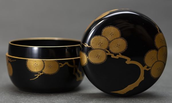 前端春斎 四季蒔絵 朱大棗 内梨子地『鵬雲斎書付』 共箱 茶道具 保証品 前端春斎 四季蒔絵 朱大棗 内梨子地『鵬雲斎書付』 共箱 茶道具