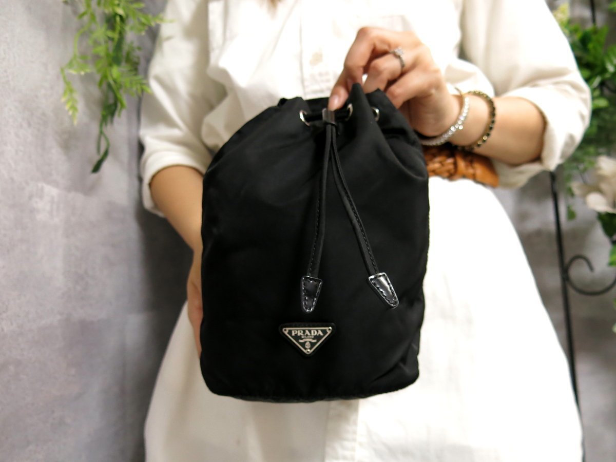 ○超美品○PRADA プラダ○フラワー装飾○ロゴ型押し○カーフ レザー 本 