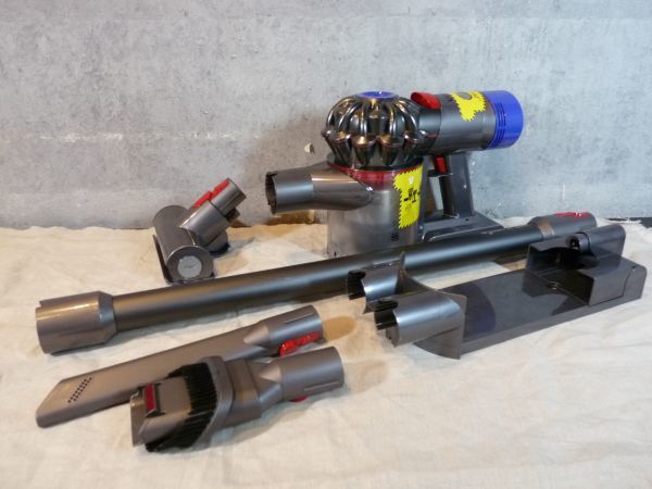 お得，正規品 dyson ダイソン コードレスクリーナー サイクロン掃除機 SV11 V7 Slim 充電器 アタッチメント付き 31067(コードレスタイプ)｜売買されたオークション情報、yahooの商品情報をアーカイブ公開 - オー コードレスタイプ