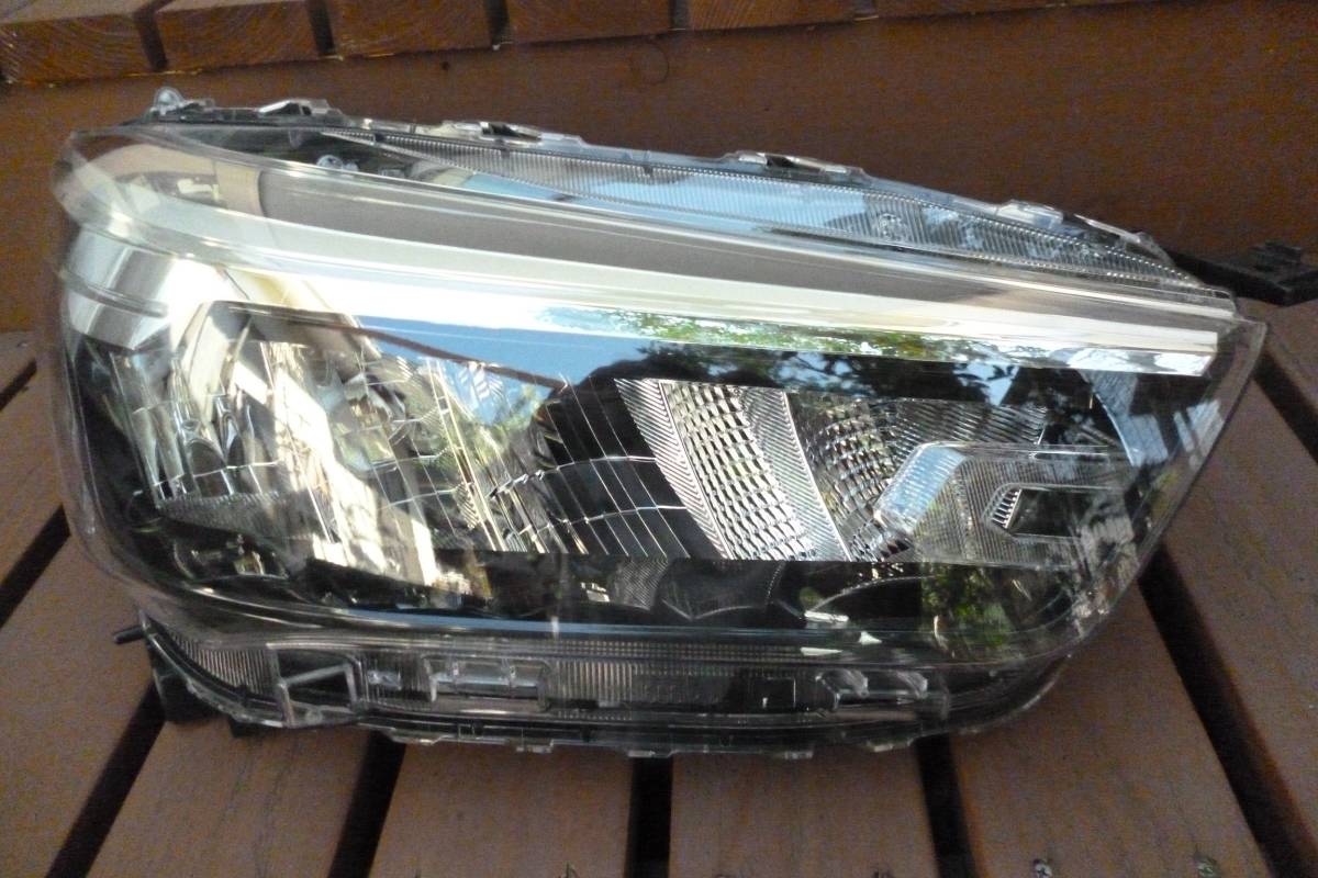 トヨタ　ライズ　A201系 商品名：右ヘッドランプユニット81110-B1700 トヨタ ライズ 右側 ヘッドライト（品番：81110-B1700）【中古品