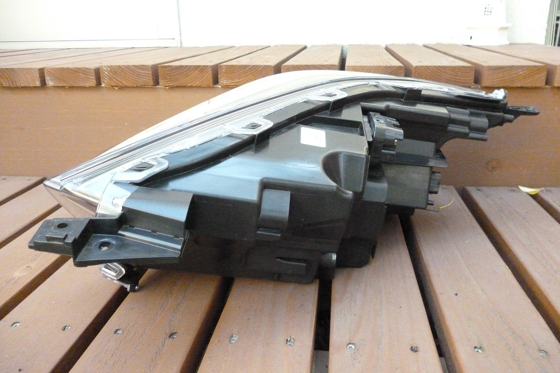トヨタ ライズ 右側 ヘッドライト（品番：81110-B1700）【中古品
