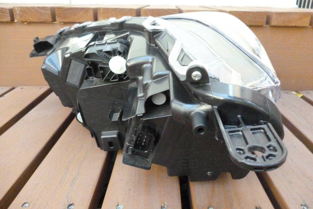 トヨタ ライズ 右側 ヘッドライト（品番：81110-B1700）【中古品